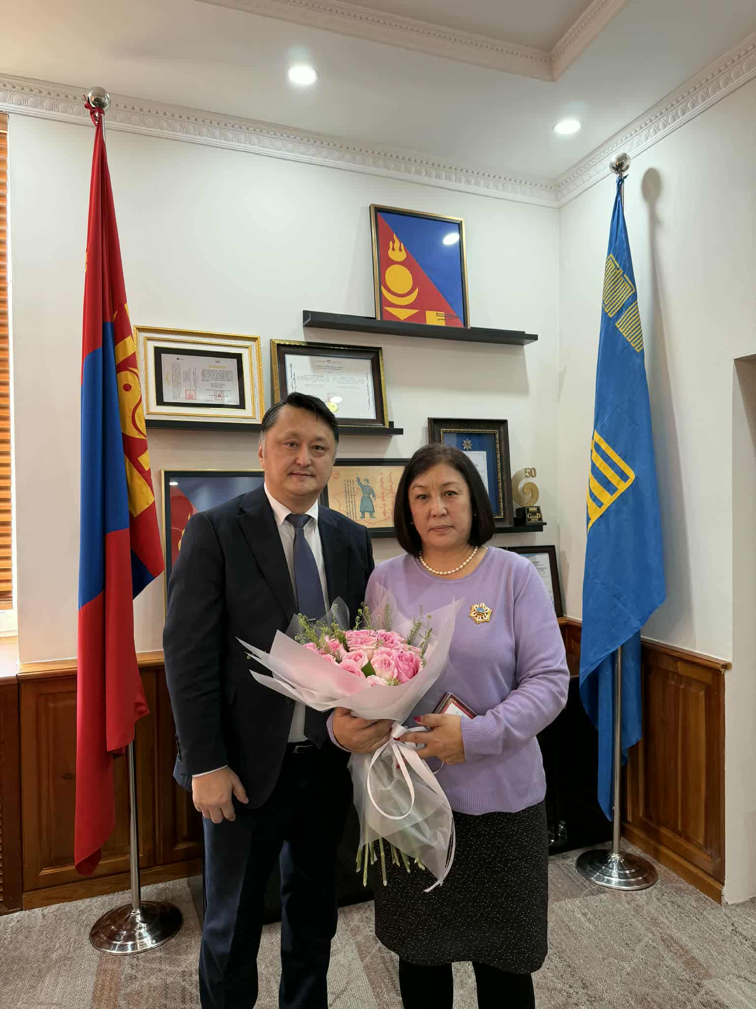 Төрийн дээд одон хүртсэн Д.Мөнгөнцэцэгт хүндэтгэл үзүүллээ.